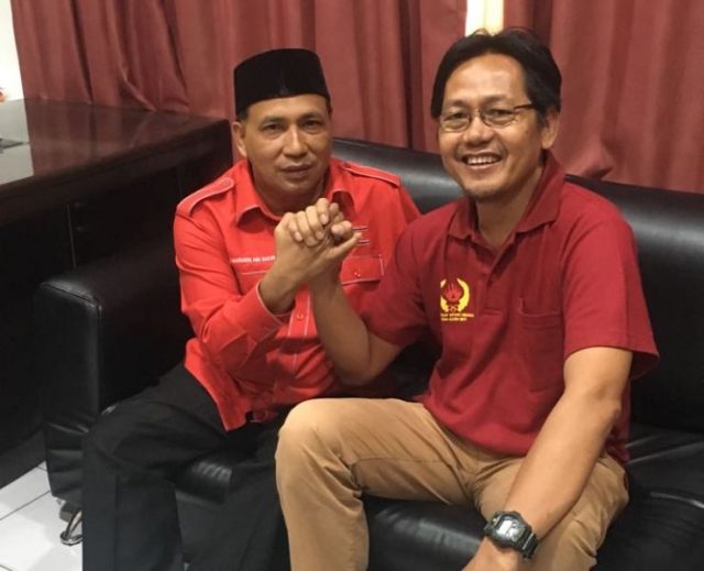 salam Pimpinan waspadaaceh.com, Aldin NL, salam komando dengan Sekjen DPA Partai Aceh, Kamaruddin Abubakar yang akrab disapa Abu Razak, Selasa (10/4/2018) di sekretariat KONI Aceh. (Foto/Ist)