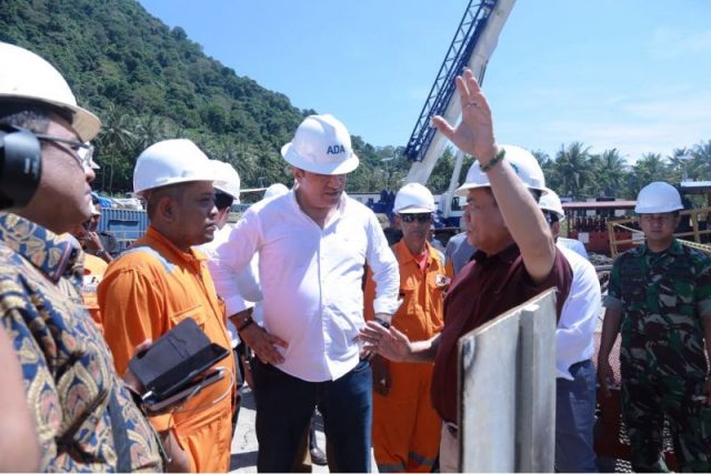 sanbang listrik Gubernur Aceh, Irwandi Yusuf bersama rombongan dari perusahaan Hitay Holding Turki meninjau Pembangunan Geothermal Gunung Berapi Jaboi Sabang, Sabang, Selasa (3/18/2018).
