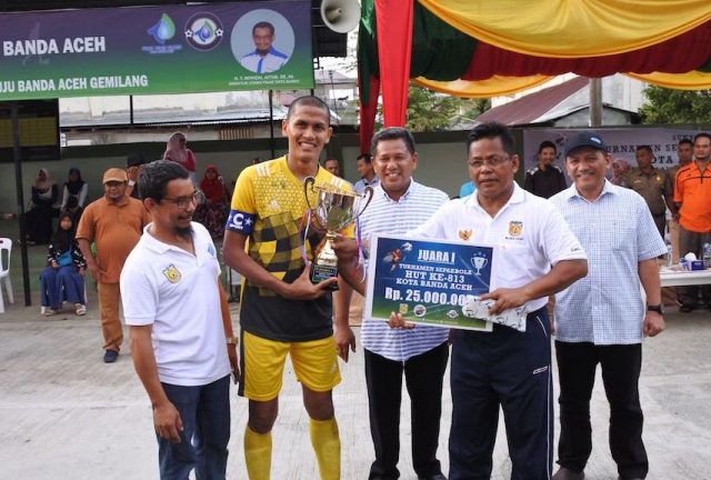 sepakbola-1 Walikota Aminullah menyerahkan dana pembinaan kepada juara turnamen sepakbola HUT Kota Banda Aceh. (Foto/Ist)