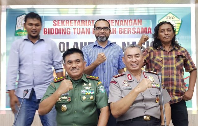 tim bidding Pangdam IM Mayjen TNI Abdul Hafil Fuddin dan Kapolda Aceh Mayjen Pol Rio Jambak serta Kepala Sekretariat Faisal Saifuddin (tengah) beserta anggota Tim Pemenangan Aceh-Sumut Tuan Rumah PON XXI/2024 di stadion Harapan Bangsa, Rabu (16/4/2024). (Foto/Aldin NL)