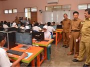 Sekda Aceh, Dermawan didampingi Kadis Pendidikan Aceh Laisani, meninjau UN berbasis Komputer di SMU Kejuruan di Banda Aceh, Senin (2/4/2018). (Foto/ Humas)