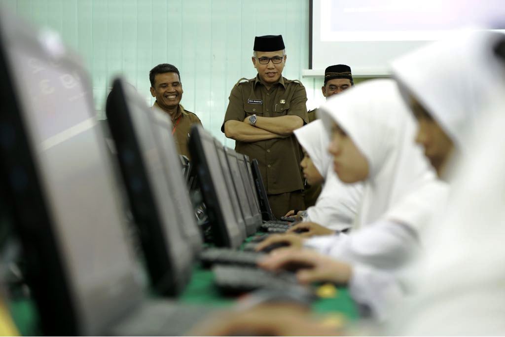 Wakil Gubernur Aceh, Nova Iriansyah, meninjau Ujian Nasional Berbasis Komputer (UNBK) di MAN Model, Banda Aceh, Senin (9/4/2018). (Foto/Ist)