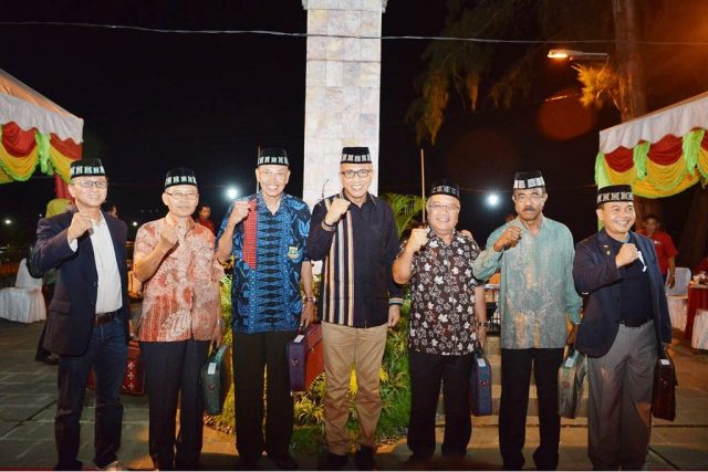 Wagub Aceh, Nova Iriansyah, foto bersama voters KONI di Sabang, Sabtu malam (7/4/2018). (Foto/Aldin NL)