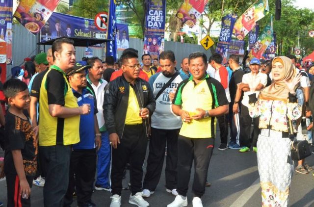 wali Walikota Aminullah Usman dan Wakil Walikota Zainal Arifin tampak semangat di arena car free day Minggu pagi (22/4/2018). (Foto/Aldin NL)