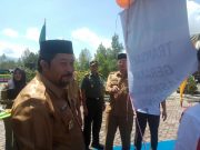 Bupati Gayo Lues H.Muhammad Amru bersama Wakil Bupati Said Sani, melepaskan balon sebagai tanda diresmikannya kantor Payment Point Bank Aceh Syariah Blangkejeren, Senin (14/5/2018) di halaman Kantor Badan Pengelola Keuangan Daerah Gayo Lues. (Foto/Jasvira Sautisa)