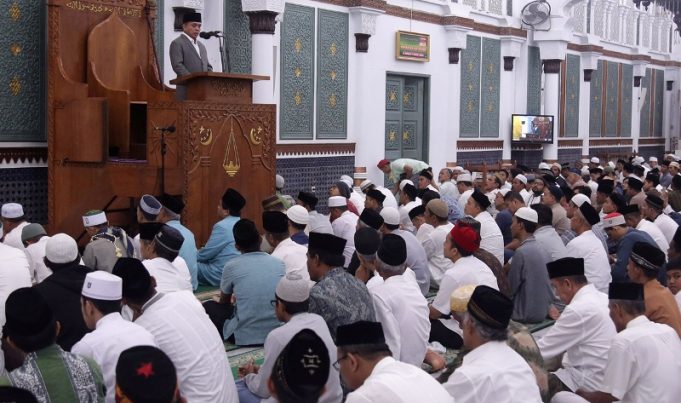 Gubernur Irwandi Yusuf memberikan tausiah di hadapan ribuan jamaah shalat tarawih di Masjid Raya Baiturahman Banda Aceh, Kamis malam (17/5/2018). (Foto/Aldin NL)