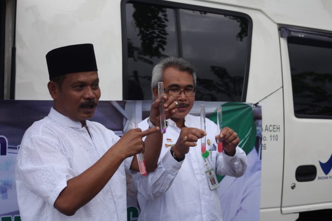 Kepala BBPOM Aceh didampingi Kepala Dinas Kesehatan Kota Banda Aceh, menunjukkan hasil uji sampel makanan,di Lampaseh, Jumat (18/5/2018).(Foto/Dani Randi)