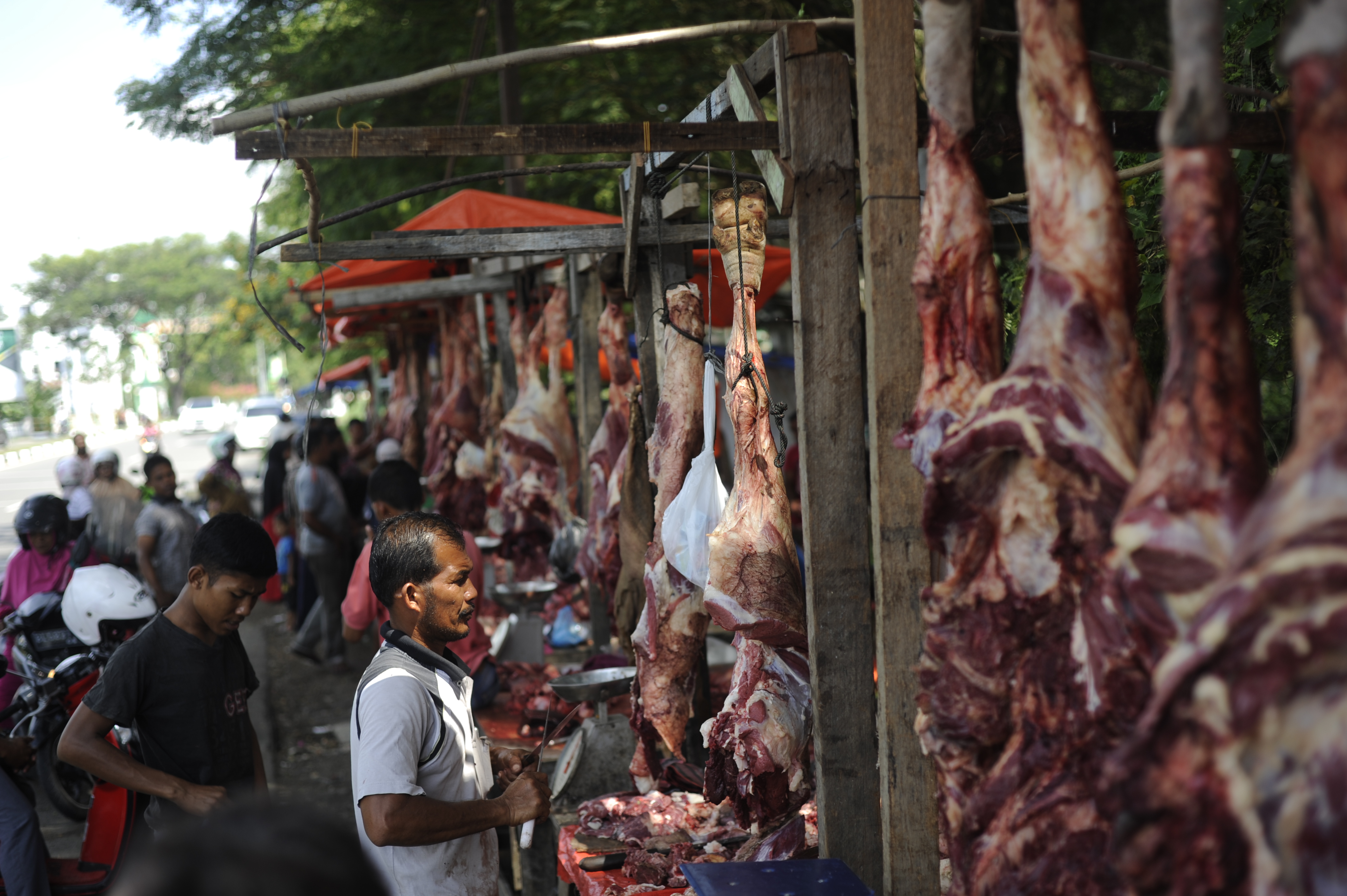 Penjual daging Meugang di Pasar Lambaro. (Foto/Dani Randi)