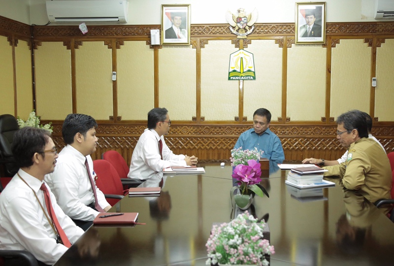 Pimpinan OKJ Aceh yang baru bersilaturrahmi dengan Gubernur Aceh, Irwandi Yusuf, Senin (21/5/2018).(Foto/Ist)