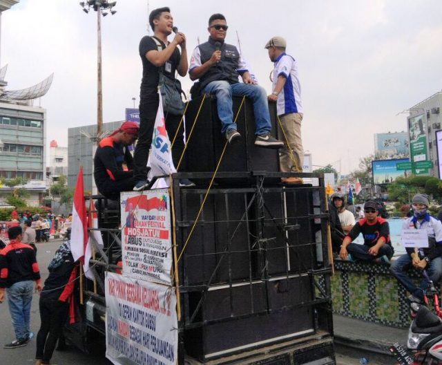 aji medan Pengurus dan anggota AJI Medan menuntut jaminan sosial pekerja pers dalam aksinya terkait peringatan Hari Buruh Internaional (May Day) di Medan, Selasa (1/5/2018). (Foto/AJI Medan)