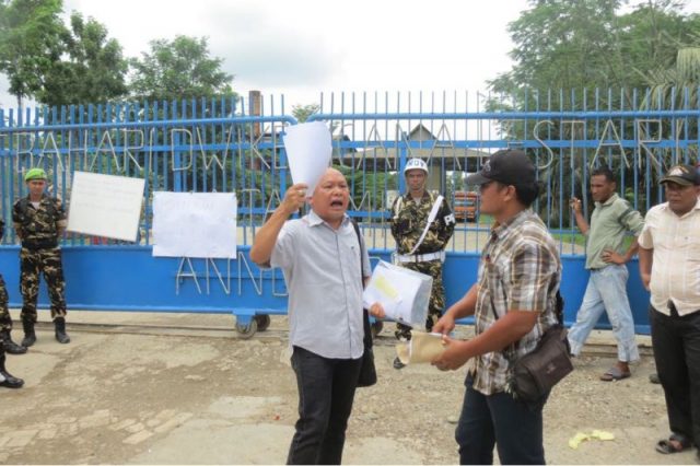 ambilalih Perwakilan dari PT.Bumi Sama Ganda, Banda Aceh, sedang terlibat adu mulut dengan Kuasa Hukum PT.Bahari Dwikencana Lestari, M.Ramli Tarigan di depan pintu masuk PKS PKS PT.Bahari Dwikencana Lestari ,Alur Manis,Kec.Rantau Rantau, Kab.Aceh Tamiang, Selasa(1/5/2018). (Waspada/Muhammad Hanafiah)