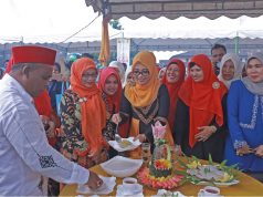 Wakil Ketua Tim Penggerak PKK dan Dekranasda Aceh, Dyah Erti Idawati, membuka Pidie Apam Fair yang dipusatkan di Alun-alun Kota Sigli, Minggu (30/4/2018). Tampak juga Bupati Pidie, Roni Ahmad. (Foto/Ist)