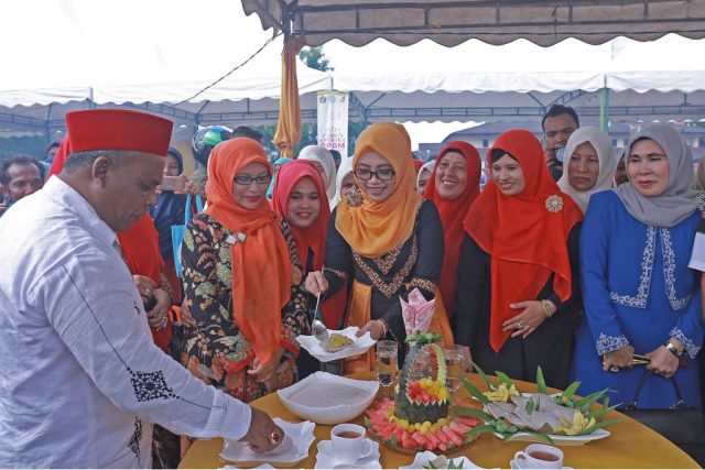 apam pidie Wakil Ketua Tim Penggerak PKK dan Dekranasda Aceh, Dyah Erti Idawati, membuka Pidie Apam Fair yang dipusatkan di Alun-alun Kota Sigli, Minggu (30/4/2018). Tampak juga Bupati Pidie, Roni Ahmad. (Foto/Ist)