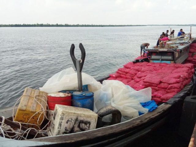 bawang Kapal bermuatan bawang merah dan teh hijau illegal dari Thailand saat disandarkan di Pelabuhan Kuala Langsa, Senin (14/5/2018). (Foto/Dede)