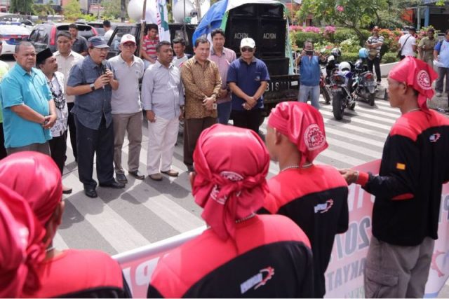 buruh-buruh Kepala Biro Humas dan Protokol Setda Aceh, Mulyadi Nurdin, bersama Kepala Dinas Tenaga Kerja dan Mobilitas Penduduk (Disnakermobduk) Aceh, Bahagia dan Kepala Kesbangpol dan Linmas Aceh, Mahdi Effendi, mewakili Pemerintah Aceh, menjumpai para buruh yang berunjukrasa di depan Masjid Raya Baiturrahman, Banda Aceh, Selasa (1/5/2018). (Foto/Ist)