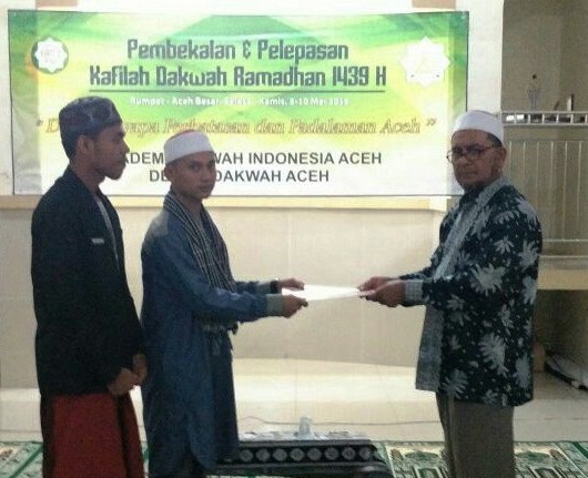 Direktur ADI Aceh Dr.Muhammad AR menyerahkan secara simbolis Surat Tugas kepada perwakilan Kafilah Dakwah di Markas Dewan Dakwah Aceh, Rabu (16/5/2018) (Foto/T.Mansursyah/B).