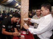 Gubernur Irwandi menjajal sebagai barista untuk meracik kopi Gayo di Festival Kuliner Aceh, Jumat malam (4/5/2918). (Foto/Ist)