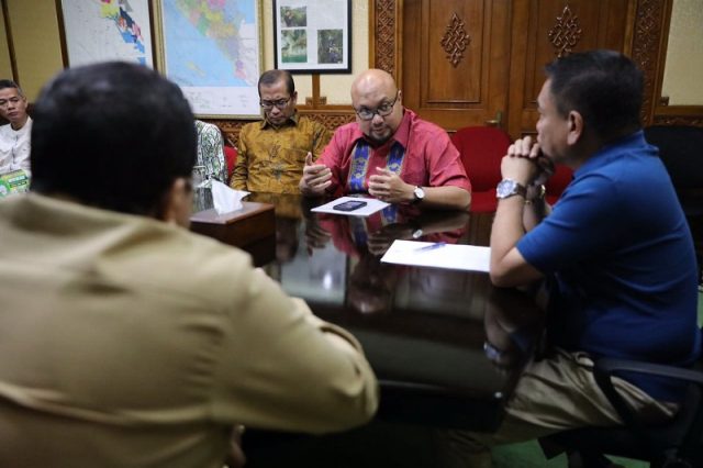 kip_gubernur Gubernur Aceh, Irwandi Yusuf, saat melakukan pertemuan dengan anggota KPU RI, di ruang rapat Kantor Gubernur Aceh di Banda Aceh, Senin (28/5/2018). (Foto/Ist)