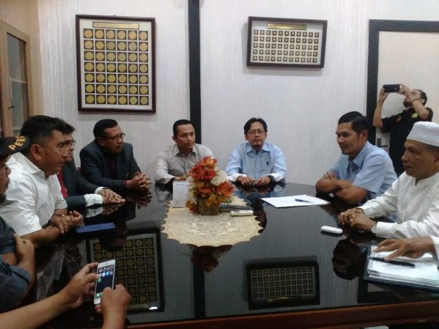 koni Ketua Harian KONI Aceh,Kamaruddin Abubakar alias Abu Razak disampingi pengurus inti Baktiar Hasan, T.Rayuan Sukma dan Sekretaris M.Nasir Syamaun menerima utusan PB Percasi, Henry Jamal dan Agus S serta Pengurus Pengprov Percasi Aceh terkait kesiapan pelaksanaan Kejurnas Cator 2018 di Banda Aceh, Jum'at (25/5/2018). (Foto/Ist)