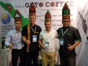Delegasi Aceh Tengah, antara lain Kabag Humas, Mustafa Kamal dan Direktur PT. Meukat Komuditi Gayo, Iwannitosa, berfoto bersama para importir kopi di booth Indonesia. (Foto/Ist)