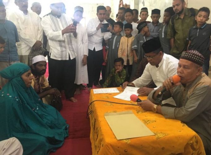 Warga Kampung Keling Medan masuk Islam disaksikan Wali Kota Banda Aceh dan imam masjid Uleu Lheue, Tgk Bukhari Bin Harun, Jumat (18/5/2018). (Foto/Aldin NL)