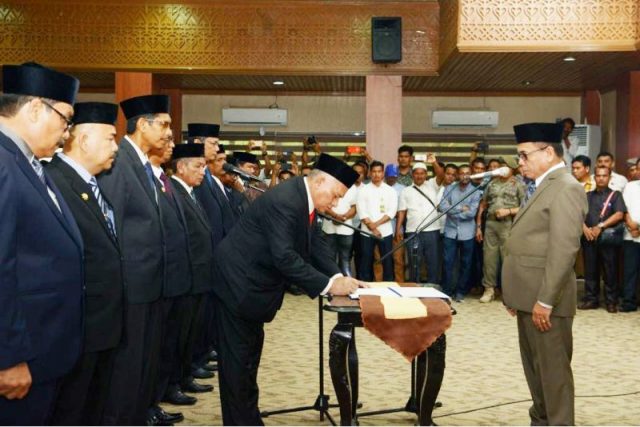 Gubernur Irwandi Yusuf ketika melantik para pejabat eselon II. (Foto/Dani Randi)
