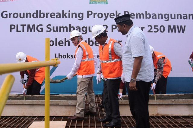 pln Gubernur Aceh, Irwandi Yusuf, GM PLN Aceh dan Walikota Lhokseumawe melakukan peletakan batu pertama pembangunan PLTMG Sumbagut 2, 250 MW di Lhokseumawe, Jumat, 11 Mei 2018.(Foto/Ist)