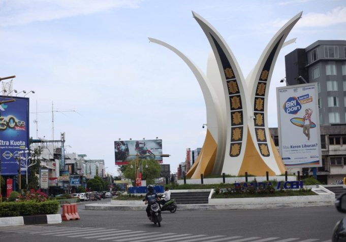 Tugu Simpang Lima Kota Banda Aceh yang biasanya ramai kendaraan lalu lalang, berbeda pada hari ini, Kamis (17/5/2018) tampak lengang. (Foto/Dani Randi)