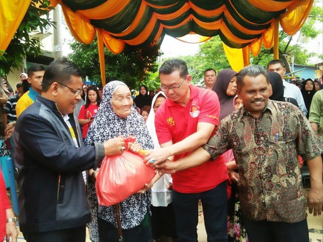 warga Wali Kota Banda Aceh, Aminullah Usman, didampingi Ketua Yayasan Haka Kho Khie Siong dan Keuchik Peunayong, Sabri,SAg menyerahkan sembako kepada warga kurang mampu, Sabtu (26/52018). (Foto/Ist)