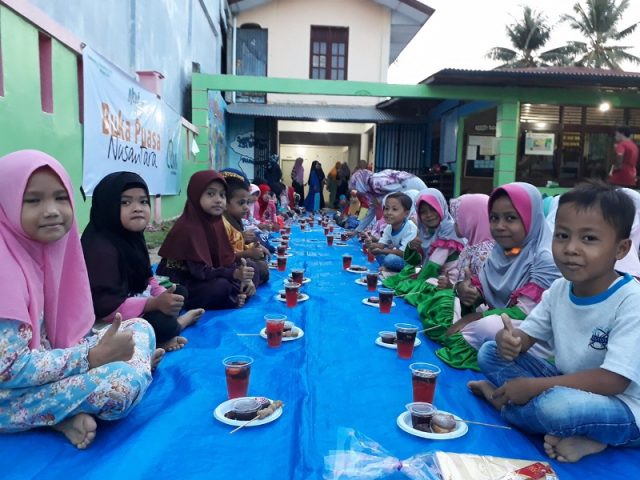 3. Menyantap menu takjil (1) Para anak dhuafa sedang menunggu buka puasa bersama Lembaga Pendidikan RUMAN, Minggu (3/6/2018). (Foto/T.Mansursyah/B)