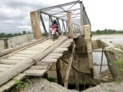 Jembatan rangka baja yang ambruk akibat banjir besar tahun lalu. Kondisinya kini memprihatinkan dan mengancam keselamatan jiwa bagi pengendara. Foto diabadikan Selasa (26/6/2018). (Foto/Zul Nagan)
