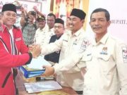 Calon Bupati dan Wakil Bupati Pidie Jaya petahana, Aiyub Abbas - Said Mulyadi (baju merah), meraih suara di atas 50 persen berdasarkan real count KPU. (Foto/Ist)