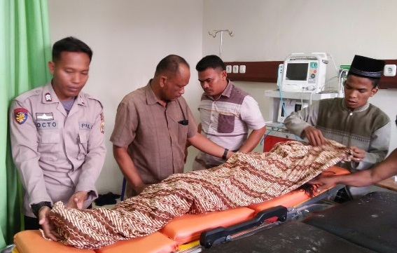 Petugas bersama aparat desa membantu mengangkat jenazah Nurlatifah di RSUD Dr. Zubir Mahmud Aceh Timur, untuk dibawa pulang ke rumah duka di Desa Titi Baro, Kec. Idi Rayeuk, Aceh Timur, Minggu (17/6/2018). (Foto/M. Ishak).