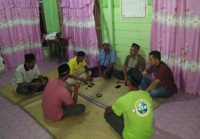WhatsApp Image 2018-06-23 at 14.27.14-1 Kapolsek Baktiya Barat Iptu Musa datang ke rumah duka bertemu pihak keluarga menyampaikan duka cita sekaligus menjelaskan bahwa Cut Ali tidak terkait dengan kasus tersebut. (Foto/Ist)