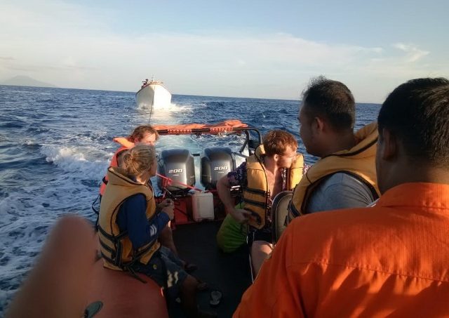 WhatsApp Image 2018-06-23 at 15.33.58 Petugas SAR gabungan mengevakuasi 3 WNA asing setelah terombang-ambing di laut sekitar Pulau Rondo selama 2 hari, karena boatnya mengalami kerusakan mesin. (Foto/Ist)