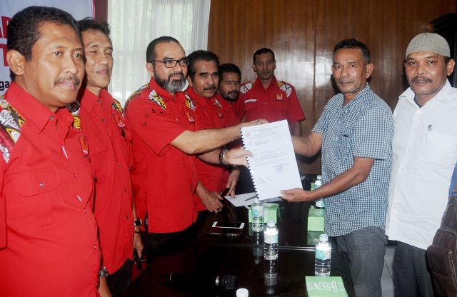 KONI Kota Lhokseume mendaftar ke KONI Aceh sebagai calon tuan rumah PORA 2022 di Sekretariat pendaftaran bidding PORA KONI Aceh di Banda Aceh, Jumat (29/06/2018). (Foto/ Kahar Muzakar)
