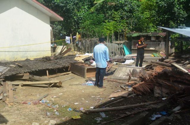 WhatsApp Image 2018-06-29 at 23.03.13 Rumah milik warga Desa Udeung, Kec. Bandar Baru, Pidie Jaya, yang dijadikan tempat pasta narkoba, rata dengan tanah setelah dirubuhkan warga, Jumat (29/6/2018). (Foto/Ist)