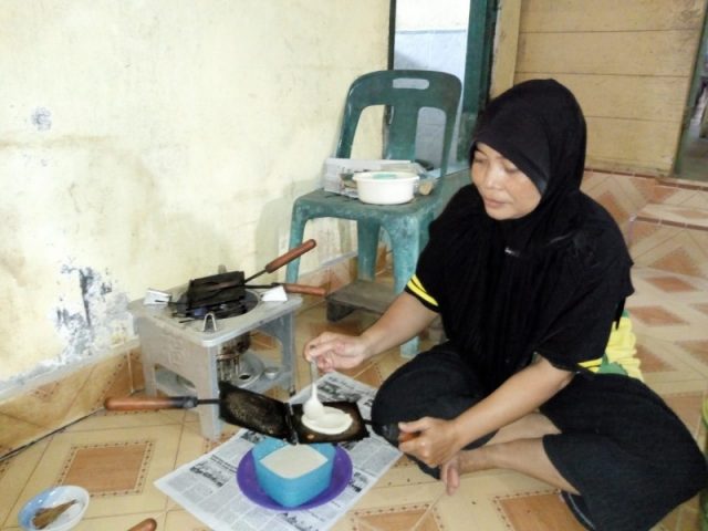 kue sapik Salah seorang warga Singkil saat berkumpul membuat kue sapik sebagai tradisi Ramadhan untuk sajian kue Idul Fitri. (Foto/Arief H)