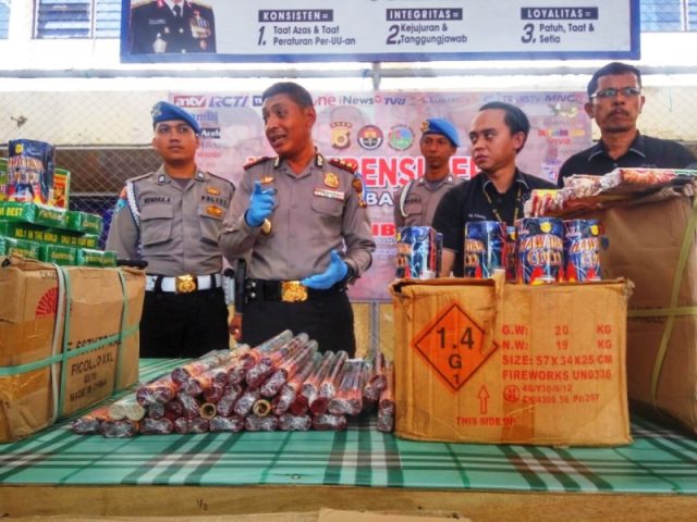 mercon Kapolresta Banda Aceh menunjukkan barang bukti petasan yang berbahan peledak, yang disita dari pedagang, di Mapolresta Banda Aceh, Rabu (6/6/2018). (Foto/Dani Randi)