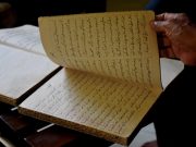 Salah satu salinan Nazam dari tangan Markam Hasan (91) yang merupakan penulis (penyalin) Nazam. Sudah puluhan Nazam yang ia salin. (Foto/Dani Randi)