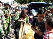Dalam pengamanan dan penjagaan aparat TNI/Polri, warga pemilik Ruko dan rumah terbakar mencari barang-barang berharga di antara puing-puing bagunan bekas kebakaran, Sabtu (2/6/2018). (Foto/Muhammad Riza)