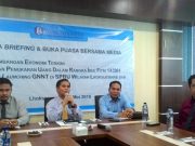 Kepala Kantor Perwakilan Bank Indonesia Lhokseumawe, Yufrizal (tengah), sedang memberikan keterangan tentang Launching Gerakan Nasional Non Tunai (GNNT) di SPBU di Lhokseumawe dan sekitarnya. (Foto/M.Agam Khalilullah)