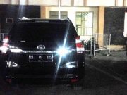 Mobil Bupati Bener Meriah terlihat di parkir belakang Mapolres Aceh Tengah, Selasa malam (3/7/2018). (Foto/Baktiar Gayo)