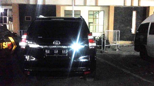 36606398_10156461033083926_4027933210519273472_n Mobil Bupati Bener Meriah terlihat di parkir belakang Mapolres Aceh Tengah, Selasa malam (3/7/2018). (Foto/Baktiar Gayo)