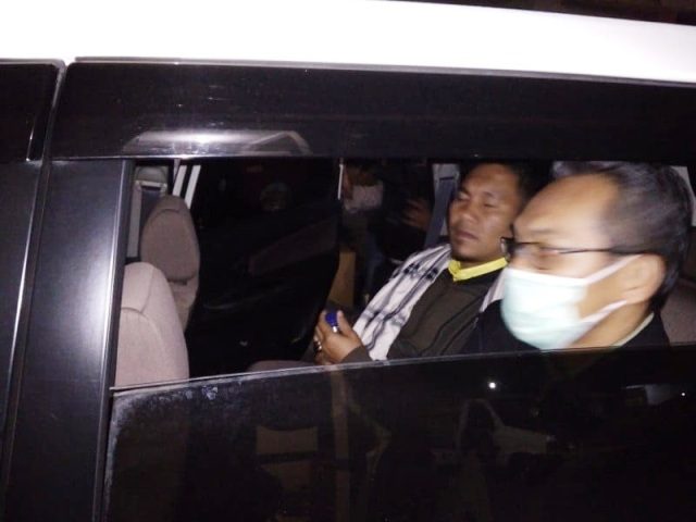 36628972_10156462903748926_7718075665639014400_n Bupati Bener Meriah, Ahmadi, tampak di dalam mobil akan dibawa tim KPK ke Mapolda Aceh di Banda Aceh. (Foto/ Dok Waspadaaceh.com)