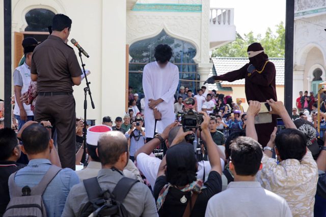 Hukuman Cambuk-2 Pelanggar Syariat Islam kena hukuman cambuk di Masjid Raya Uleu Lheue, Banda Aceh, Jumat (13/7/2018). (Foto/Humas)