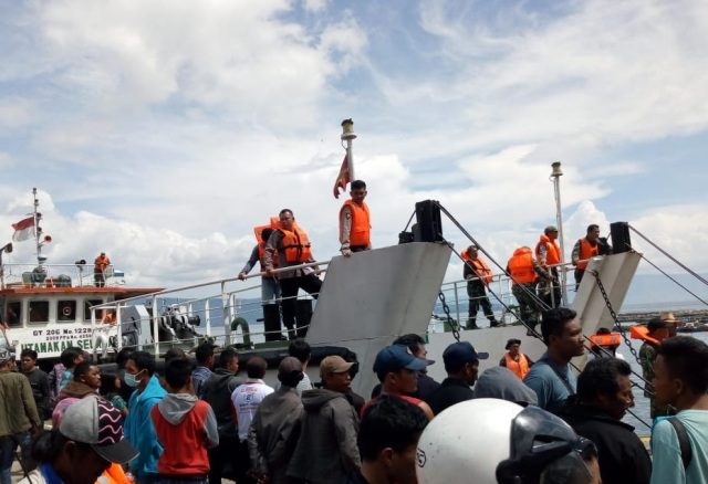 WhatsApp-Image-2018-06-22-at-19.50.18 Tim SAR bersiap-siap berlayar ke perairan Danau Toba, untuk mencari para korban KM Sinar Bangun. (Foto/muhamamd al-farizi)