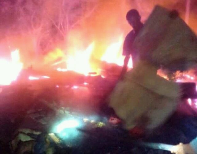 WhatsApp Image 2018-07-02 at 15.12.39 Warga sedang berusaha memadamkan api yang menghanguskan rumah di Gampong Blang Seunong, Kecamatan Baktiya Barat, Aceh Utara, Minggu (1/7/2018). (Foto/Ist)