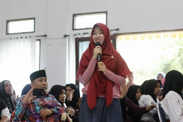 foto novelis2 Novelis cilik Halwanisa Syazwina, saat bercerita singkat, awal perjalanannya hingga menerbitkan karangan novel di hadapan Wali Kota Binjai dan Agus Harimurti Yudhoyono (AHY) serta Anisa Pohan. (Foto/Ist)