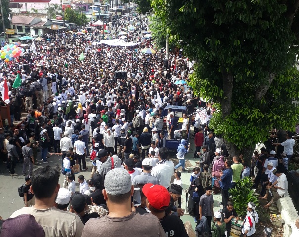 Massa aksi 2019 Ganti Presiden tampak memenuhi kawasan Masjid Raya Al-Mashum Medan, tepatnya di Jalan SM.Raja Medan, Minggu (22/7/2018). (Foto/Ahmad Mulyadi)